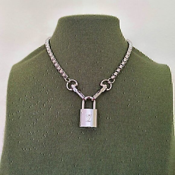 New LV Louis Vuitton Silver-Toned Lock on a 16" Box Link Chain Choker Necklace - Picture 1 of 4